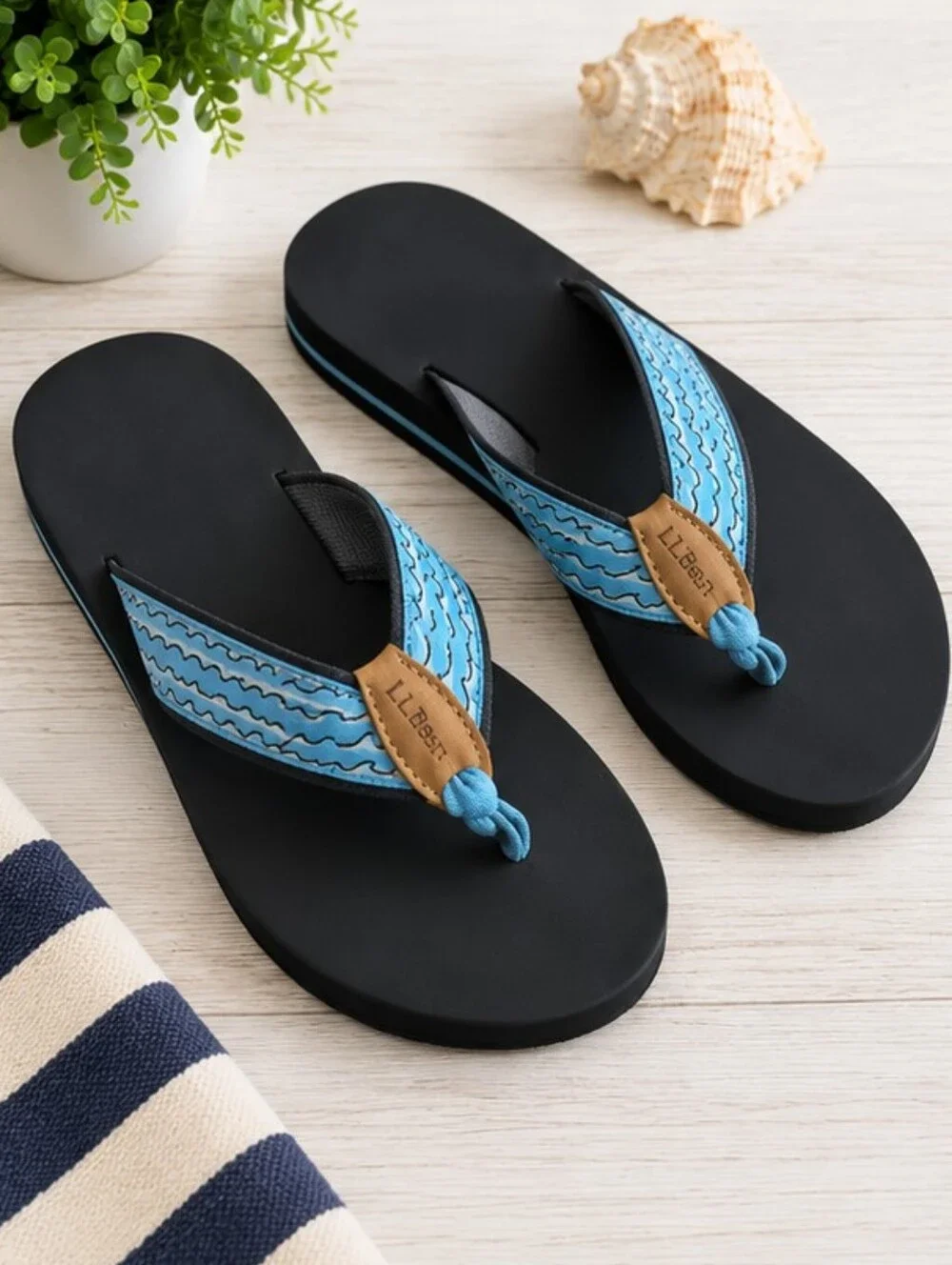 L.L. Bean Women’s Size 9 Wave Print Flip Flops Blue Sandals